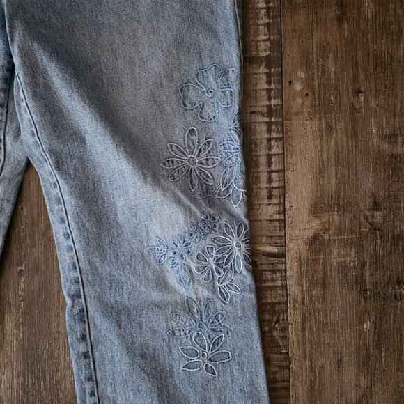 Faded Glory Capri Blue Jeans Floral Embroidery Size 14 - Picture 5 of 8